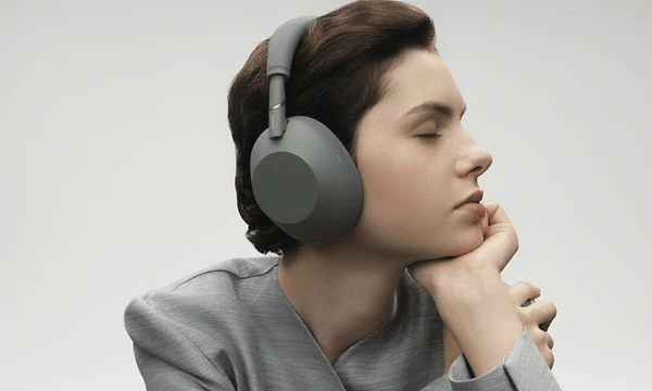 Opptil 30 timers batteritid – Sony WH-1000XM6 Olivengrå