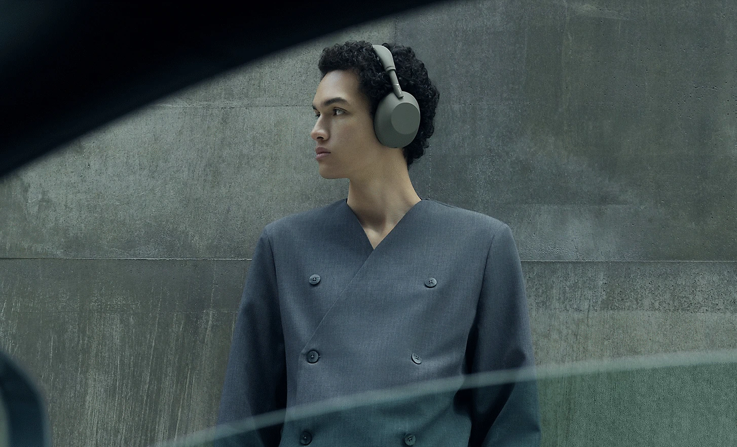Sony WH-1000XM6 Olivengrå – i bruk
